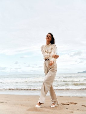 Plaj Güzeli: Genç Çekici Kadın Mavi Gök Altında Şık Beyaz Bir Elbiseyle Okyanus Tarafından Yaz Tatilinin Zevkini Çıkartıyor