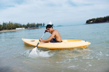 Aktif Boş Zaman: Tropik Güneş Altında Eğlenceli Kayak Macerası