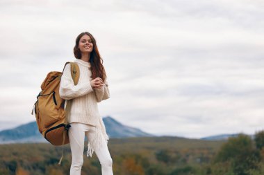 Dağ Macerası: Gülümseyen Kadın Uçurumda, Doğanın ve Özgürlüğün Tadını Çıkartıyor