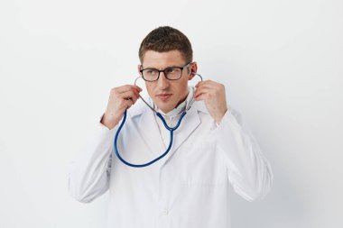 Genç hekim doktor geçmişi yetişkin özgüven portresi sağlık hizmetleri klinik önlük üniforması hastane stetoskobu beyaz beyaz Kafkas profesyonel