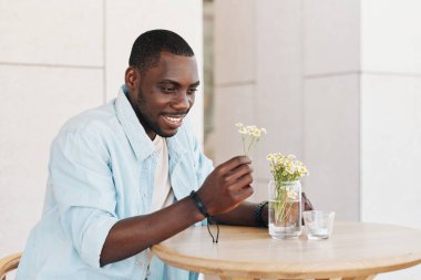 Erkek, Amerikalı, genç, pozitif afro iş yakışıklı, gülümseyen, portre yetişkin, sıradan siyah, çekici, oturan, havalı, Afrikalı, modern, mutlu bir adam.