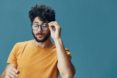 Sakallı adam portresi beyaz görünüşlü, güler yüzlü genç adam mutlu stüdyo yetişkin ifadesi başarılı arka plan duygusu havalı aptal insan yüzü