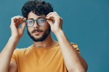 Erkek model, sakallı, yakışıklı, çekici, arka plan portresi. Beyaz, gözlüklü, şık, genç görünümlü, dışavurumcu adam.