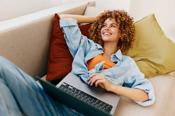 Happy Woman Werken Vanuit Huis Laptop Glimlachen Freelance Lifestyle — Stockfoto