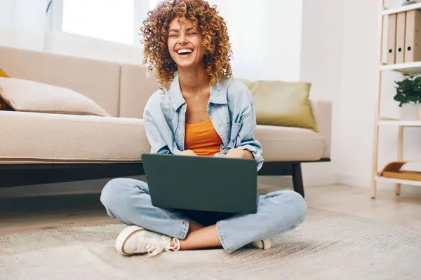 Glimlachende Vrouw Werkt Laptop Gezellige Thuiskantoor — Stockfoto