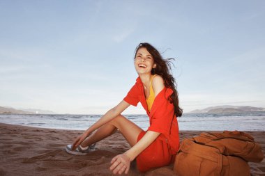 Sahil Bahçesinde Dolaşan Neşeli Gezgin Doğayı Saran Deniz Dinginliği