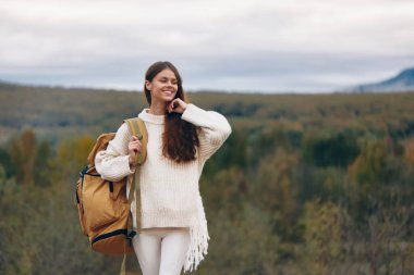 Dağ Kayalıklarında Yürüyüş: Macera, Yaşam Tarzı ve Gülümseyen Özgürlük
