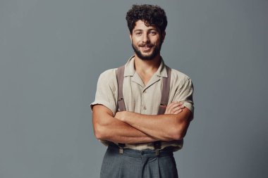 Adam beyaz arka plan beyaz yüz çekici beyaz yakışıklı stüdyo modeli kendinden emin yetişkin mutlu insan moda münzevi sakal genç neşeli ifade gülümsemesi mutlu