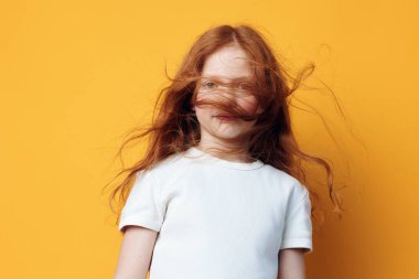 Mutlu kadın mutluluğu, kızıl saçlı, çocukluk, güzel kız, beyaz portre, küçük bayan saçı, gülümseme, moda, arka plan, neşeli, genç, beyaz eğlence.