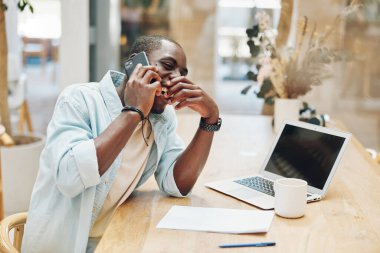 Kafkas iş adamı yetişkin ofis iletişim teknolojisi insan siber uzay bilgisayar erkek profesyonel masa dizüstü bilgisayar modern masa başı işi