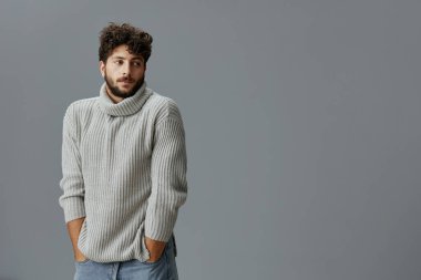 Sıradan beyaz manken erkek portresi sakallı, yakışıklı, beyaz iş adamı özgüvenli stüdyo hayatı geçmişi olan yetişkin, çekici, genç yüz ifadesi olan adam.