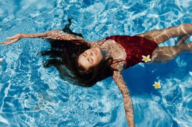 Kadın ıslak bikinili yaz kadını su altında yüzüyor. Su altında spor yapıyor. Tatil kızı tatilde.