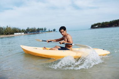 Mutlu Asyalı Adam Tropikal Plaj Tatilinde Kayak Yapıyor