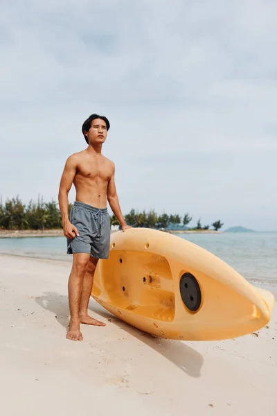 Happy Asian Man Enjoying Kayaking Adventure Tropical Beach — Stock Photo, Image