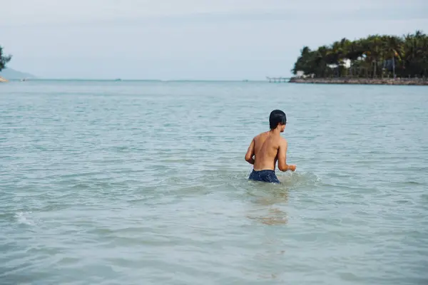 熱帯水で泳ぐ男 アジアの影響で休暇の至福と夏の楽しみ — ストック写真