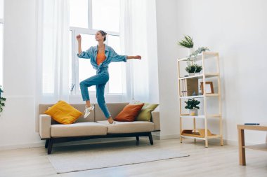 Neşeli Kadın Neşeli Bir Evde Müzikle Zıplıyor