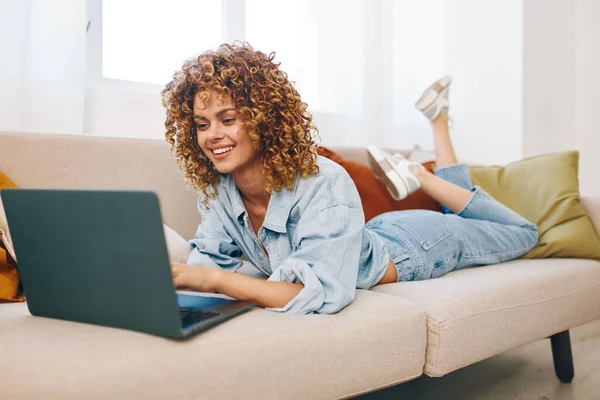 Lachende Vrouw Met Behulp Van Laptop Thuis Genieten Van Freelance — Stockfoto