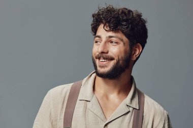 Adam mutlu arka plan ifadesi gündelik model modası izole edilmiş çekici saç yüzü yetişkin yakışıklı portre gülümsemesi beyaz sakal.