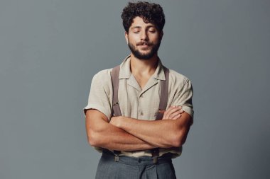 Havalı, mutlu adam portresi. Moda soyutlanmış yaşam tarzı. Beyaz arka plan.