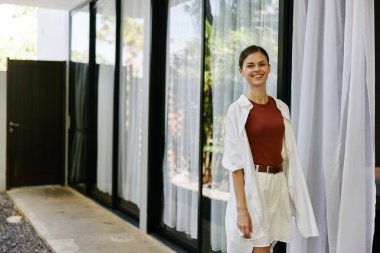 Kadın mutlu güzel genç portre oldukça çekici kişi neşeli beyaz beyaz gülücük yaz yüzü beyaz yetişkin kadın yaşam tarzı