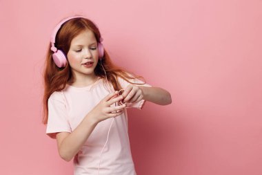 Teknolojik kulaklıklardan zevk al küçük sesli kulaklıklardan küçük kız şarkılarından küçük müzik tarzından modern müzik sesinden