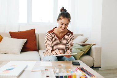 Mutlu Genç Kız Salonda Sanat Oluşturuyor: Ev ödevi ve Hobisiyle Evde Şirin Bir Sanatçı