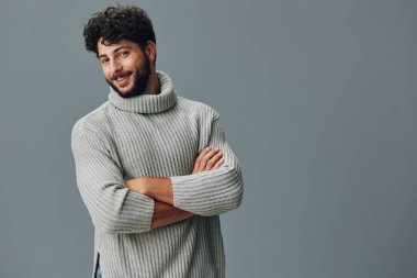 Yakışıklı, çekici, gündelik sakallı, hayat modeli, erkek, yetişkin portresi gülümsemesi, beyaz moda.