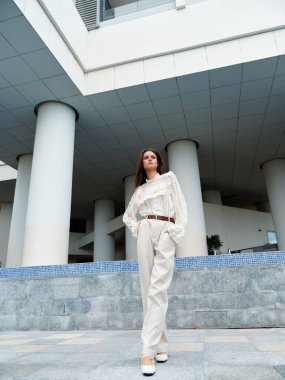 Beyaz Kadın, Genç ve Çekici, İlkbahar Gününde Günlük Kıyafetlerle Şehir Yaşamından Hoşlanıyor: Havalı Açık Hava Güzelliği.