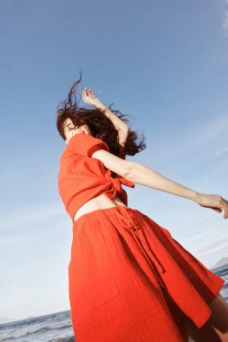 Neşeli Kadın Güneşli Sahilde Dans Ediyor Yazın Özgürlüğünü Kucaklıyor