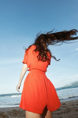 Neşeli Kadın Sunny Beach 'te Dans Ediyor, Özgürlükle Gülümsüyor ve Yaz Eğlencesinin tadını çıkarıyor