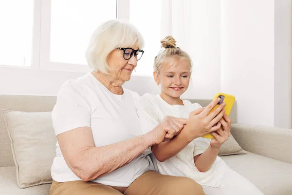 Vídeo Dois Criança Fotografia Telefone Sofá Ligação Branco Avó Shirt — Fotografia de Stock