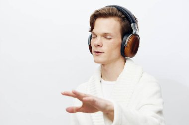 Genç Yakışıklı Bir Adamın Portresi Kablosuz Kulaklıkla Müzikten Hoşlanıyor