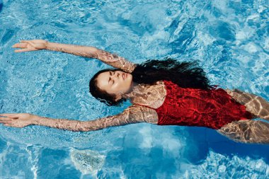 Mavi kadın bayan güzel bayram dinlendirici sağlıklı yüzücü çekici beyaz yaz havuzu ıslak bikini su güzellik yaşam tarzı tatil