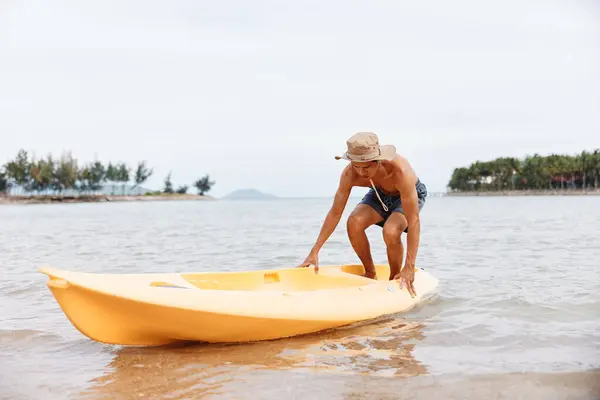 Diversão Verão Homem Asiático Desfrutando Aventura Caiaque Praia Tropical — Fotografia de Stock
