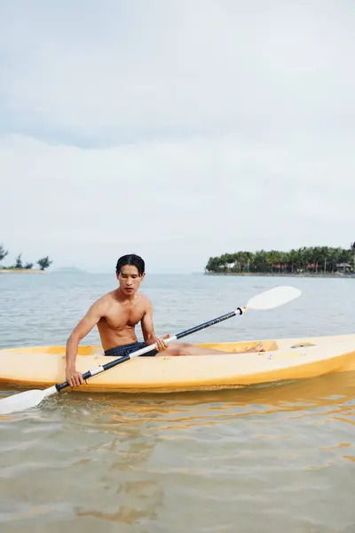 セレニティとアドベンチャー トロピカルビーチでカヤックを楽しむアジア人男性 — ストック写真