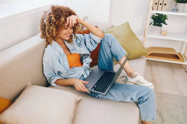Glimlachende Vrouw Freelancen Laptop Gezellig Huis Moderne Levensstijl Succesvol Online — Stockfoto