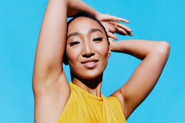 Mavi kadın mutluluk bayan gülümseme yaşam tarzı yüz ifadesi oldukça sarı portre moda neşesi moda moda siyah güzel şaşırmış gözler yakın çekim