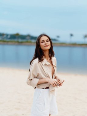 Neşeli Kadın Sunny Beach Tatilinin Tadını Çıkartıyor: Okyanusun Yazı Güzelliği