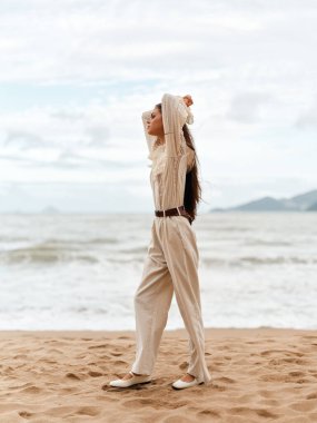 Münzevi Güzel: Günbatımında Tropik bir sahil sahilinde Rahatlamanın ve Özgürlüğün tadını çıkaran Genç Bir Kadın