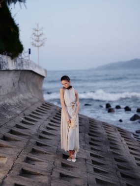 Huzurlu Yaz Gezintisi: Denizin Huzurunu Kucaklayan Genç Bir Kadın, Doğanın Güzelliğinden Büyülenmiş