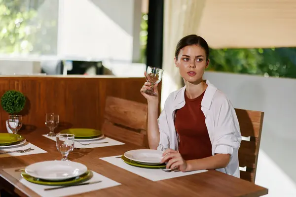 Snygg Kvinna Sitter Vid Matbordet Dricksvatten Från Ett Glas Hem — Stockfoto