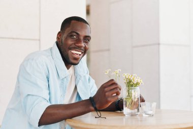 Portre adam afro amerikan gündelik erkek yakışıklı genç adam Afrikalı yaşam tarzı siyah görünüşlü mutlu insan yetişkin mutluluğu neşeli oturuyor