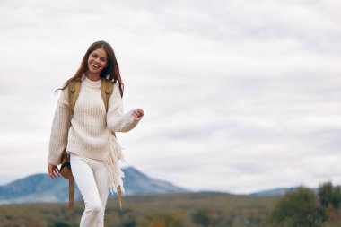 Dağ Macerası: Gülen Kadın Uçuruma Tırmanıyor
