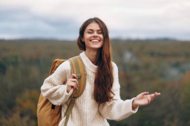 Dağ Macerası: Gülümseyen Kadın, Sırt Çantası, Uçurum ve Doğa Özgürlüğü