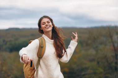Dağda doğanın tadını çıkaran gülümseyen kadın: Macera, Özgürlük ve Mutluluk