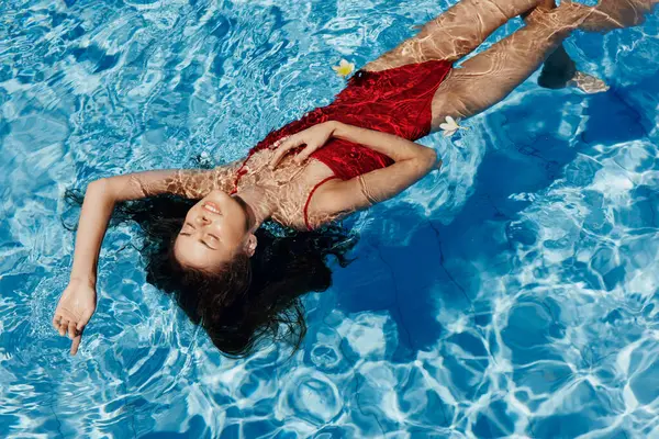 Genç yüzücü bikinili kadın tatil gezisi dinlendirici vücut mayosu tropik yaz yaşam tarzı mavi.