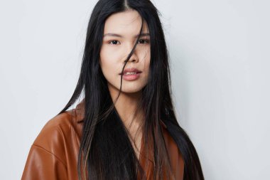 Kadınsı kadın Asyalı şirin bej yüzlü çekici portre çekici kız uzun güzel kozmetik model siyah moda çekici saç güzel zarif kuaför