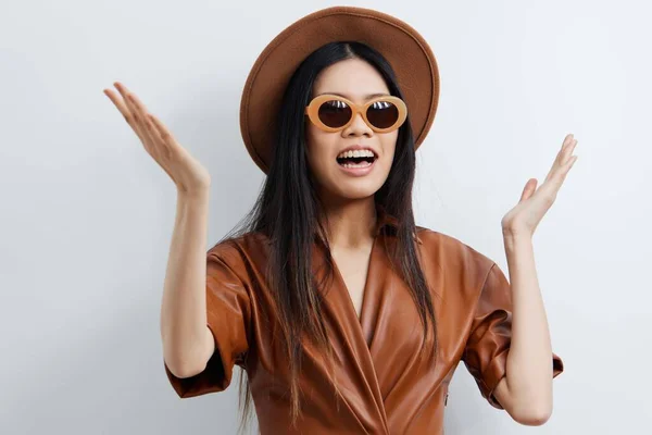Mujer Sombrero Cara Beige Retrato Gafas Sol Lindo Asiático Modelo — Foto de Stock