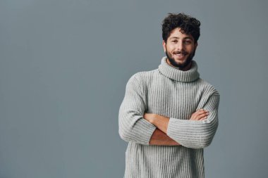 Erkek arkaplan çekici ifade güzel mutlu yakışıklı model portre pozitif gülümseme günlük başarı izole adam kendine güvenen erkek yetişkin yüz