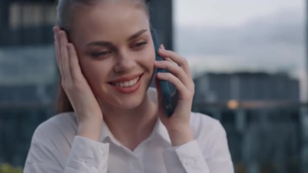 Mujer Negocios Con Una Sonrisa Hablando Teléfono Celular Contra Telón — Vídeo de stock